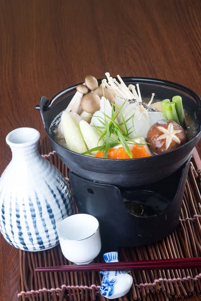 อาหารญี่ปุ่นค่ะ หม้อร้อนบนพื้นหลัง — ภาพถ่ายสต็อก