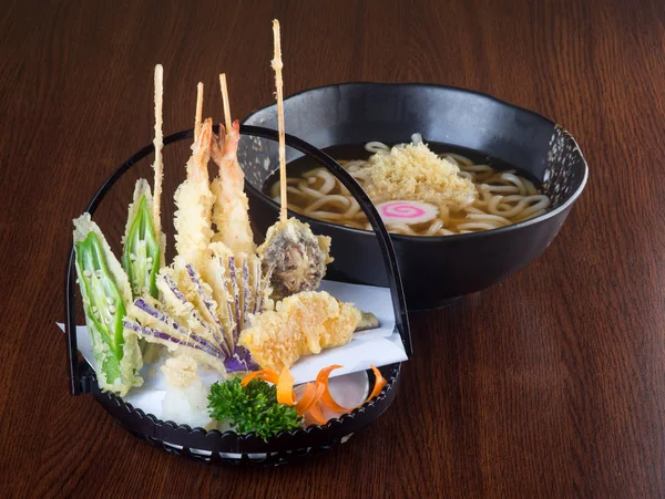 Ιαπωνική κουζίνα. tempura με μανέστρα στο παρασκήνιο — Φωτογραφία Αρχείου