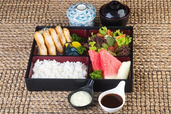 Japon mutfağı. Öğle Yemeği kutu set arka planda — Stok fotoğraf