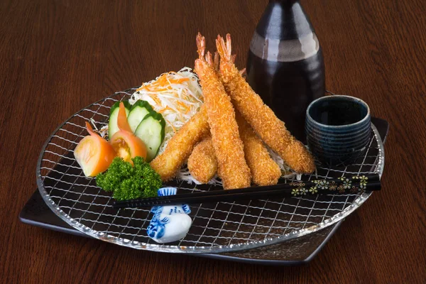 Japanse keuken. tempura garnaal op de achtergrond — Stockfoto