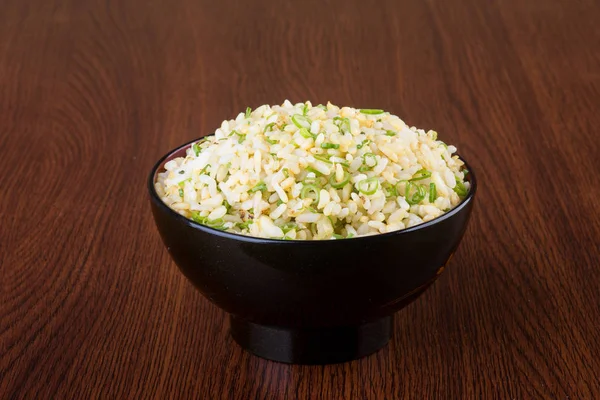 Dania kuchni japońskiej. smażony ryż na tle — Zdjęcie stockowe