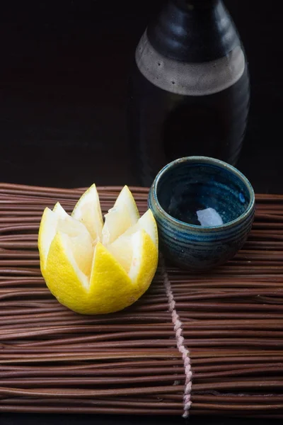 Japanische Küche. Sake auf dem Hintergrund — Stockfoto
