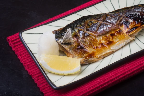 Japon mutfağı. arka planda kızarmış balık