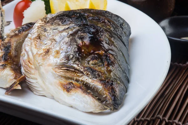 Cucina giapponese. testa di pesce fritto sullo sfondo — Foto Stock