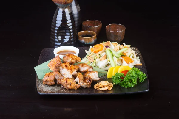 Japon mutfağı. arka planda ızgara tavuk