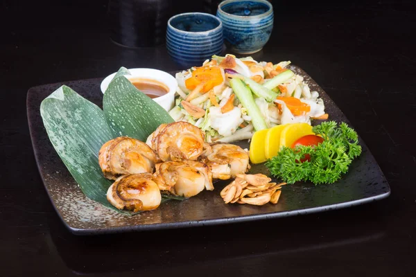 Japanse keuken. gegrilde schaaldieren op de achtergrond — Stockfoto