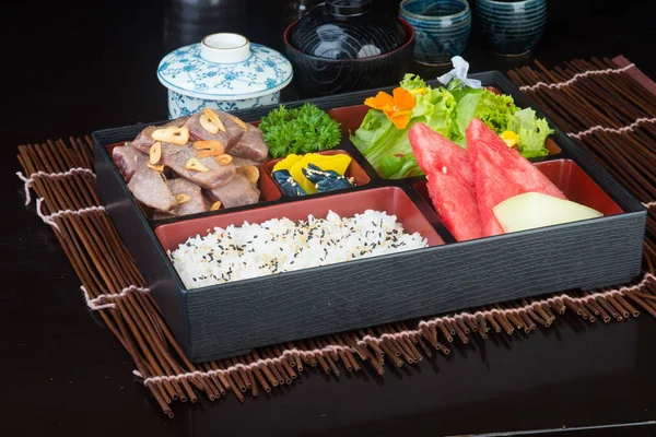 日本料理。背景にビーフ キューブ — ストック写真