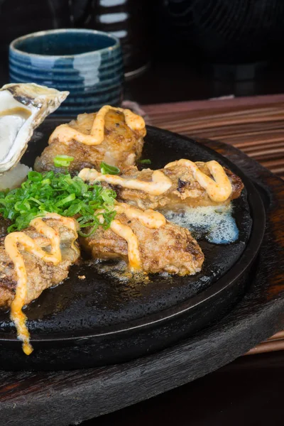 Japanse keuken. hete plaat zeevruchten op de achtergrond — Stockfoto