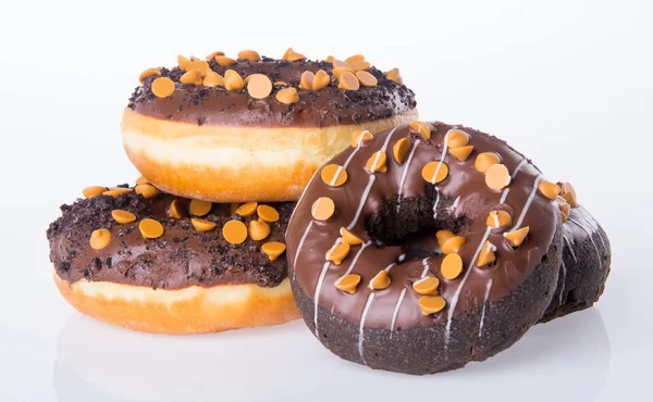 Beyaz arka planda çikolatalı çörekler.
