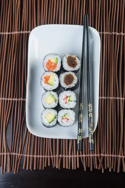 Cocina japonesa. sushi en el fondo —  Fotos de Stock