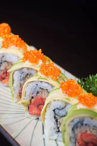 Bucătărie japoneză. sushi pe fundal — Fotografie, imagine de stoc