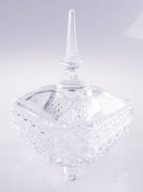 kristal cam kase bir arka plan üzerinde.