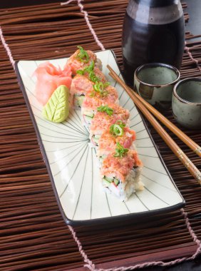 Japon mutfağı. Arka planda suşi var.