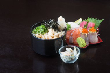 Japon mutfağı. sashimi arka planda