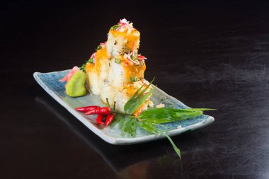 Japon mutfağı. Arka planda suşi var.