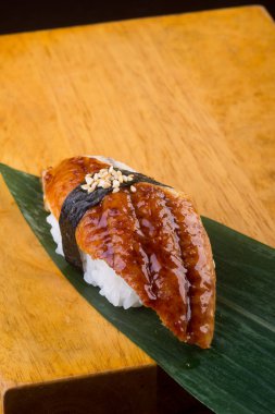 Japon mutfağı. arka planda unagi suşi