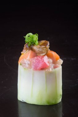 Japon mutfağı. Arka planda suşi var.