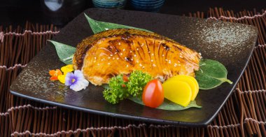 Japon mutfağı. arka planda kızarmış balık