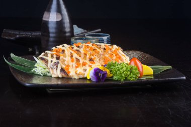 Japon mutfağı. arka planda kızarmış balık