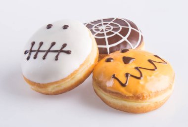 çörek. Halloween donut arka planda