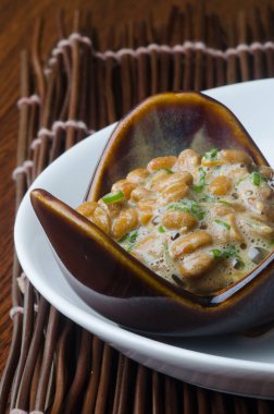 arka planda Japon natto