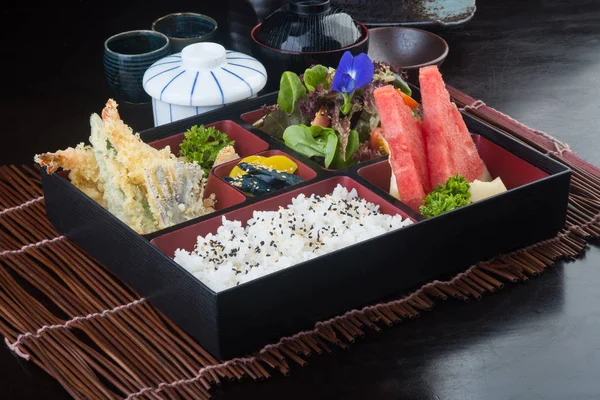Japon mutfağı. Öğle Yemeği kutu set arka planda — Stok fotoğraf