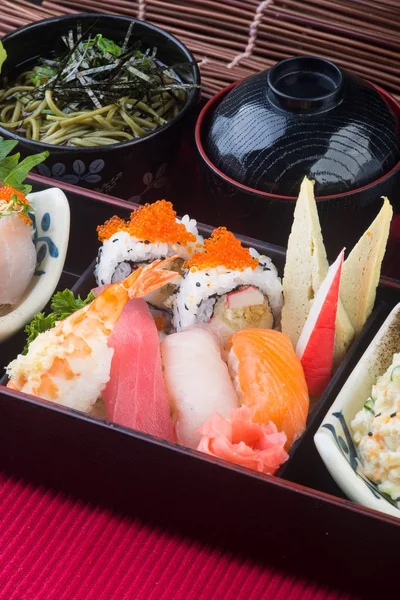 Japon mutfağı. Öğle Yemeği kutu set arka planda