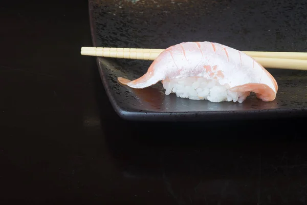Страви японської кухні. суші лосося на задньому плані — стокове фото