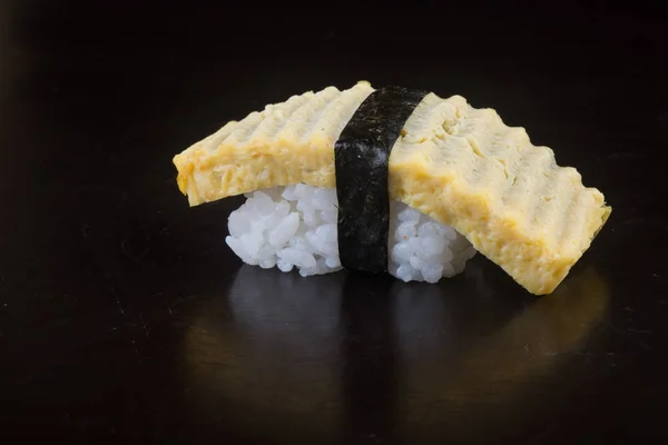 Cocina japonesa. sushi en el fondo — Foto de Stock