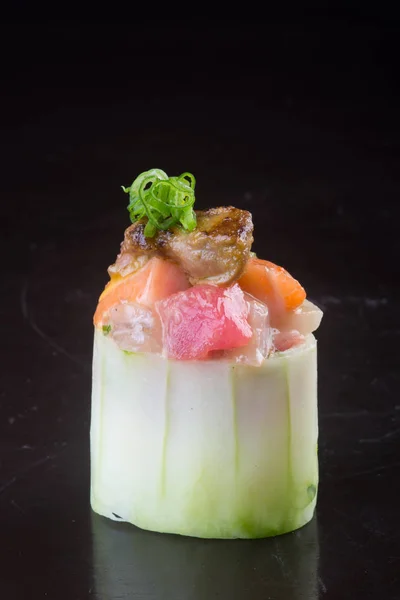 Bucătărie japoneză. sushi pe fundal — Fotografie, imagine de stoc