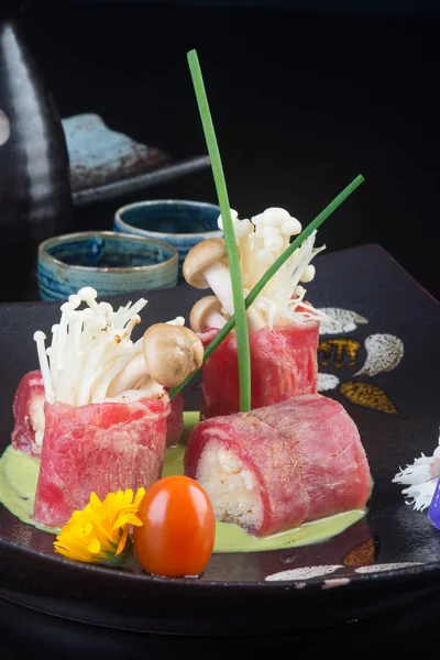 Bucătărie japoneză. sushi pe fundal — Fotografie, imagine de stoc