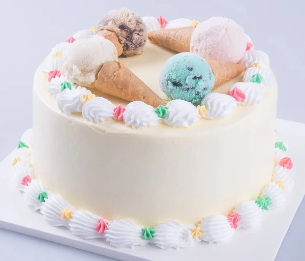 Gâteau. gâteau à la crème glacée sur fond — Photo