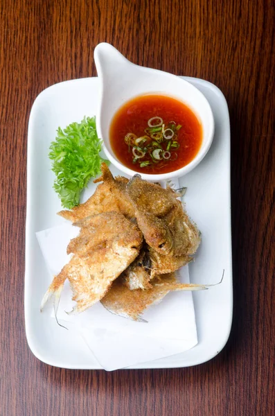 Cocina japonesa. pescado frito en el fondo —  Fotos de Stock