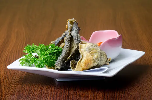 Cocina japonesa. piel de pescado frito en el fondo —  Fotos de Stock