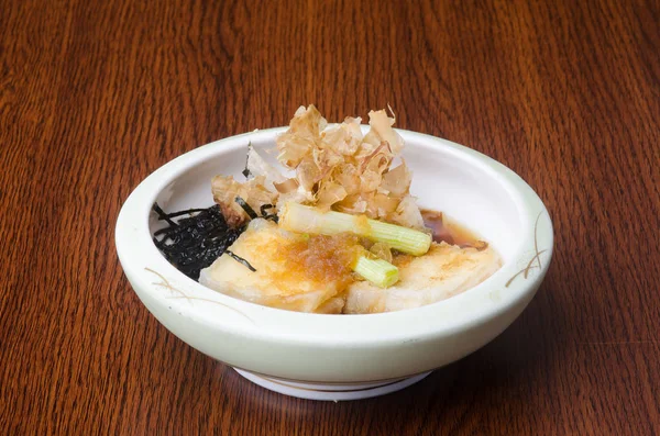 Japon mutfağı. arka planda Kızarmış tofu