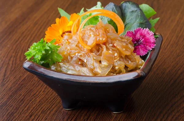 Страви японської кухні. японські страви на задньому плані — стокове фото