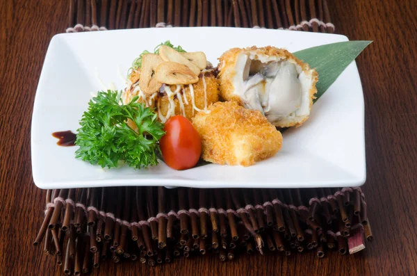 Japanse keuken. Gebakken tofu op de achtergrond — Stockfoto