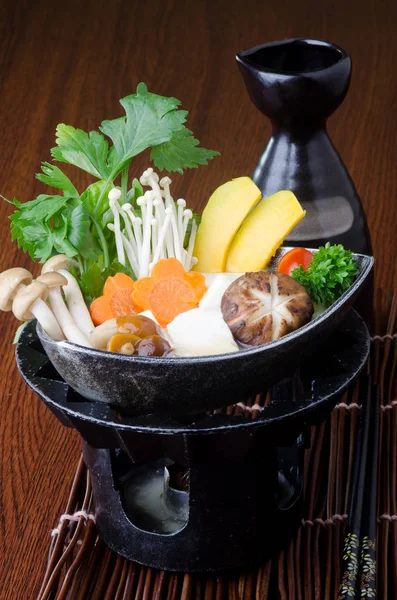 Japon mutfağı. güveç arka planda