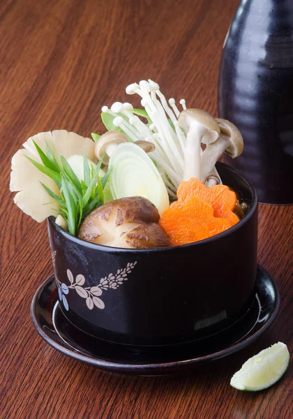 Японская кухня. суп на заднем плане — стоковое фото
