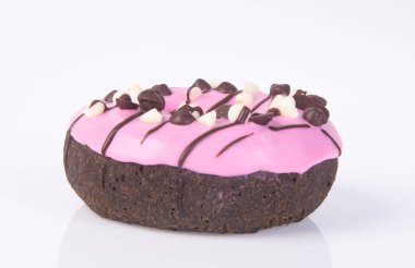 Beyaz arka planda çikolatalı çörekler.