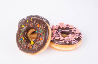 Beyaz arka planda çikolatalı çörekler.