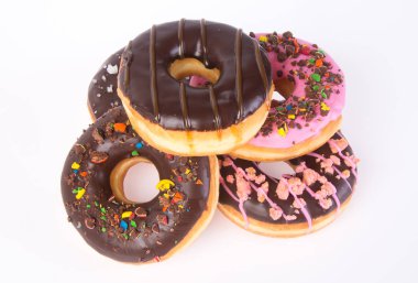 Beyaz arka planda çikolatalı çörekler.