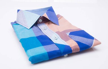 gömlek. bir arka plan üzerinde katlanmış erkek gömlek