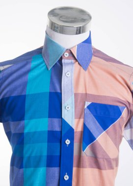 gömlek. bir arka plan üzerine giymiş erkek manken