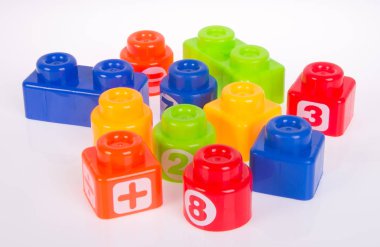 Plastik yapı taşları veya bir arka plan üzerinde renkli blokları.