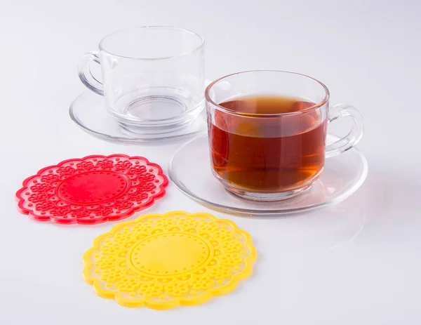 Tee in Glas Tasse oder Glas Tasse schwarzen Tee auf einem Hintergrund. — Stockfoto