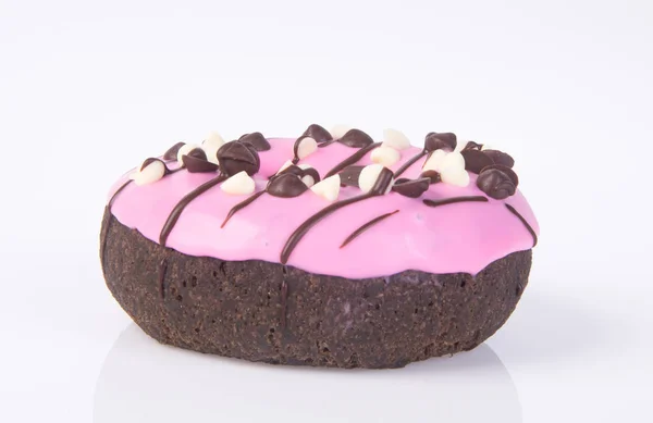 Шоколадные пончики на белом фоне — стоковое фото