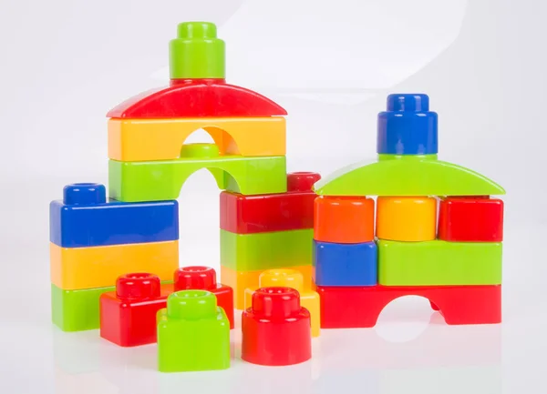 Plastic bouwstenen of kleur blokken op een achtergrond. — Stockfoto