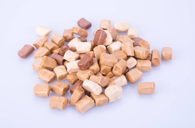 şekerler. karamel şekerler. karamelli şeker bir arka plan üzerinde. enesen
