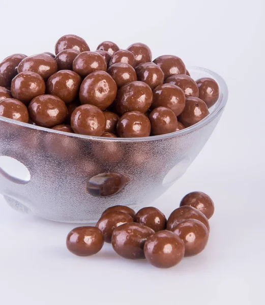 Bolas de chocolate. bolas de chocolate en un tazón sobre un fondo — Foto de Stock